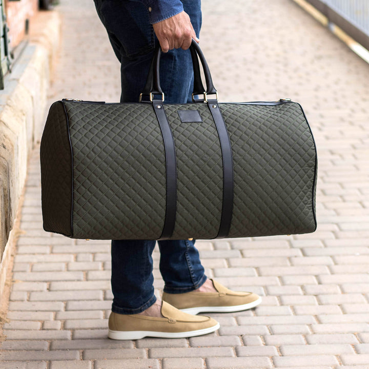 DUFFLE BAG - QUILTED GREEN Model