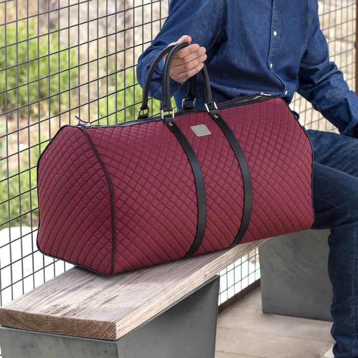 DUFFLE BAG - QUILTED RED Model